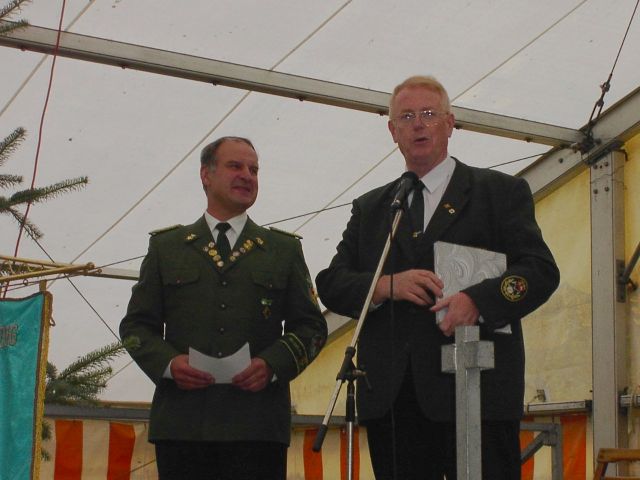 Hans-Jürgen Künzel und Landesmusikleiter Bernd Schönebeck (rechts) eröffenen das Bezirksmusikfest 2005