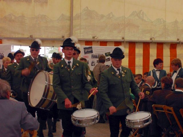 Der Hörnerzug Lutter marschiert mit Musik in der Festzelt ein